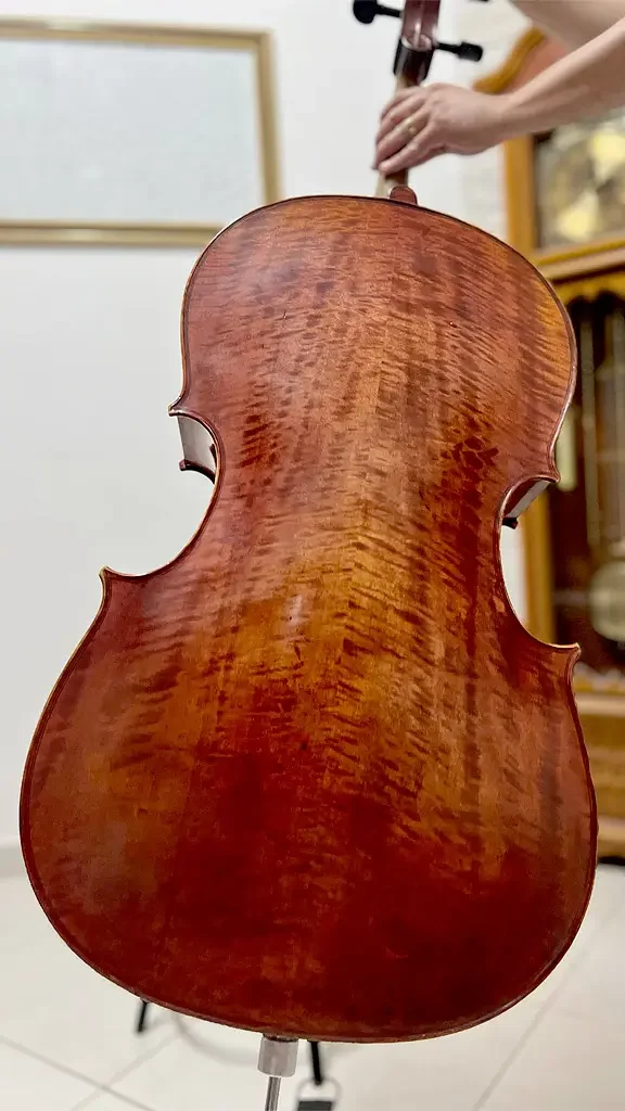 Violoncelo-Domenico-Montagnana-Chines-fundo
