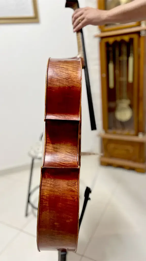 Violoncelo-Domenico-Montagnana-Chines-lateral