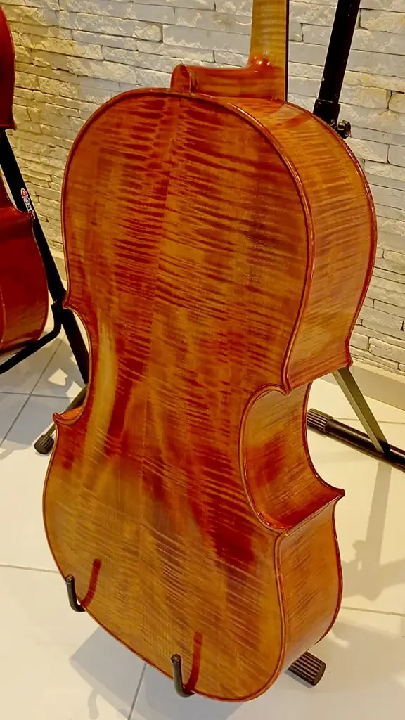 Violoncelo-Domenico-Montagnana-fundo
